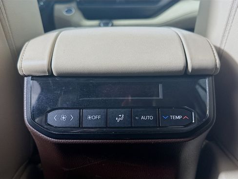 Used 2020 Toyota Highlander XLE image 27
