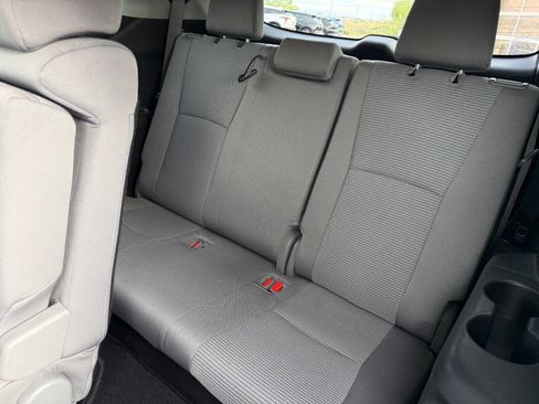Used 2023 Toyota Highlander LE FWD image 4