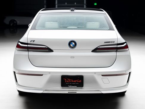 Used 2024 BMW i7 xDrive60 image 26