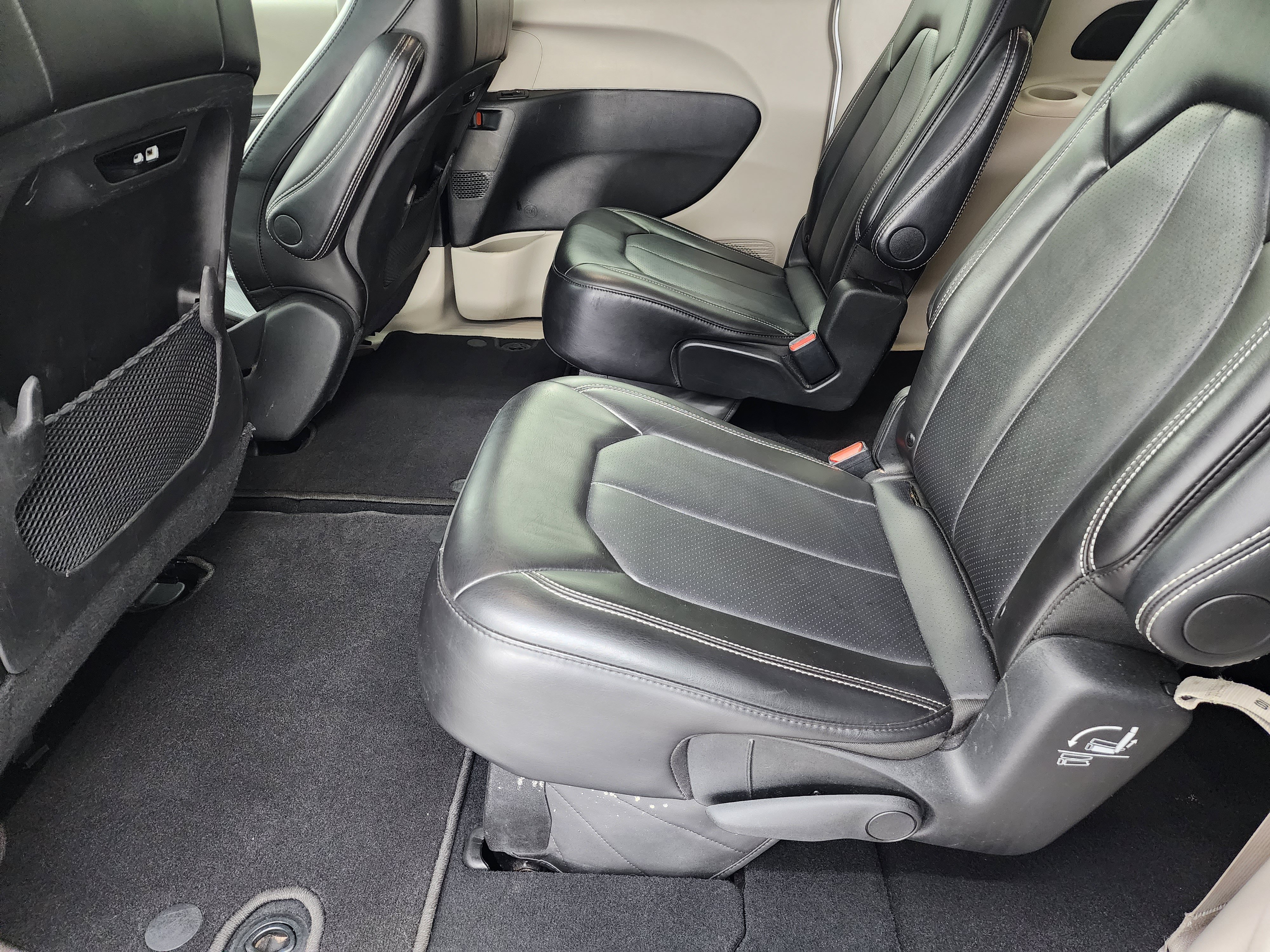 Used 2024 Chrysler Pacifica Touring-L FWD image 35