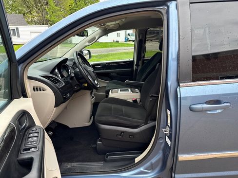 Used 2012 Chrysler Town & Country Touring FWD image 10