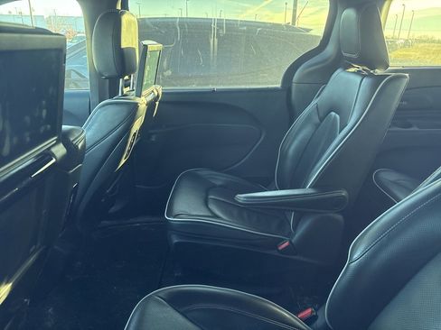 Used 2022 Chrysler Pacifica Limited w/ Uconnect Theater Family Group image 17