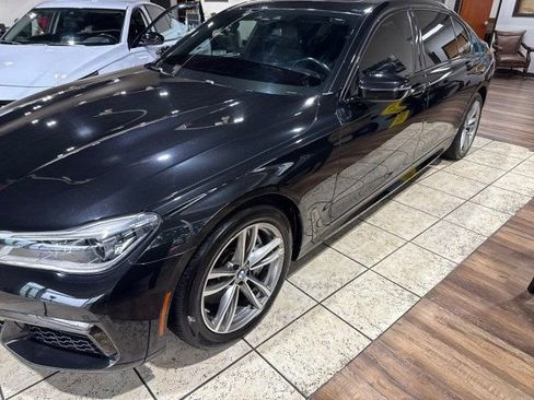 Used 2019 BMW 750i image 3