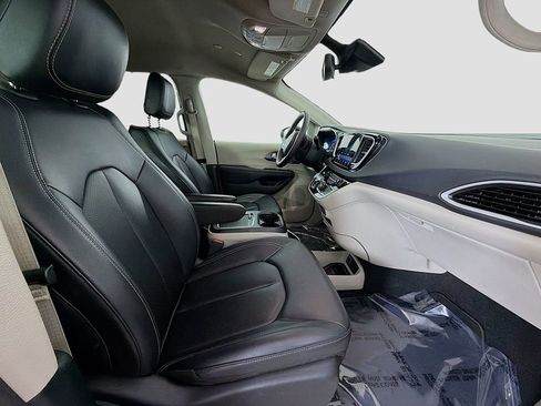 Used 2024 Chrysler Pacifica Touring-L image 20
