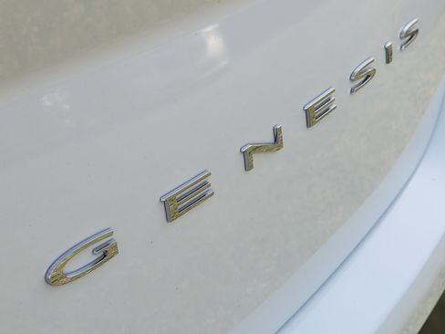 Used 2025 Genesis G70 2.5T image 10