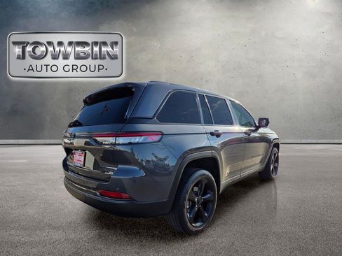 Used 2025 Jeep Grand Cherokee Limited w/ Black Appearance Package AWD/4WD image 4