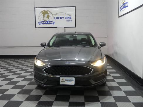 Used 2018 Ford Fusion SE image 2