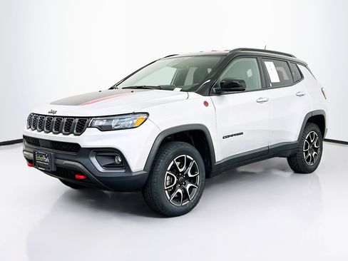 Used 2025 Jeep Compass Trailhawk AWD/4WD image 3