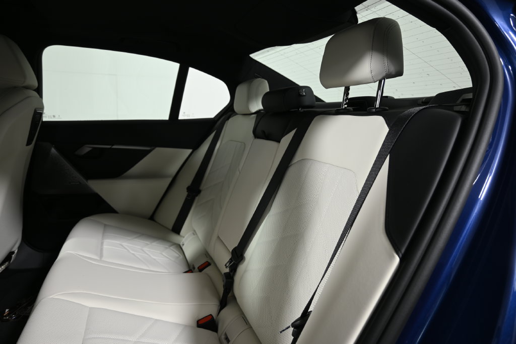 Used 2026 BMW 530i xDrive AWD/4WD image 4