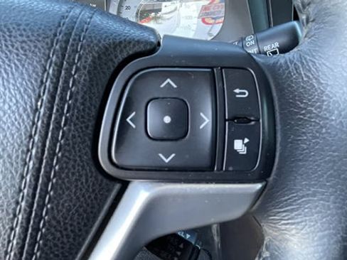 Used 2015 Toyota Sienna SE FWD image 9