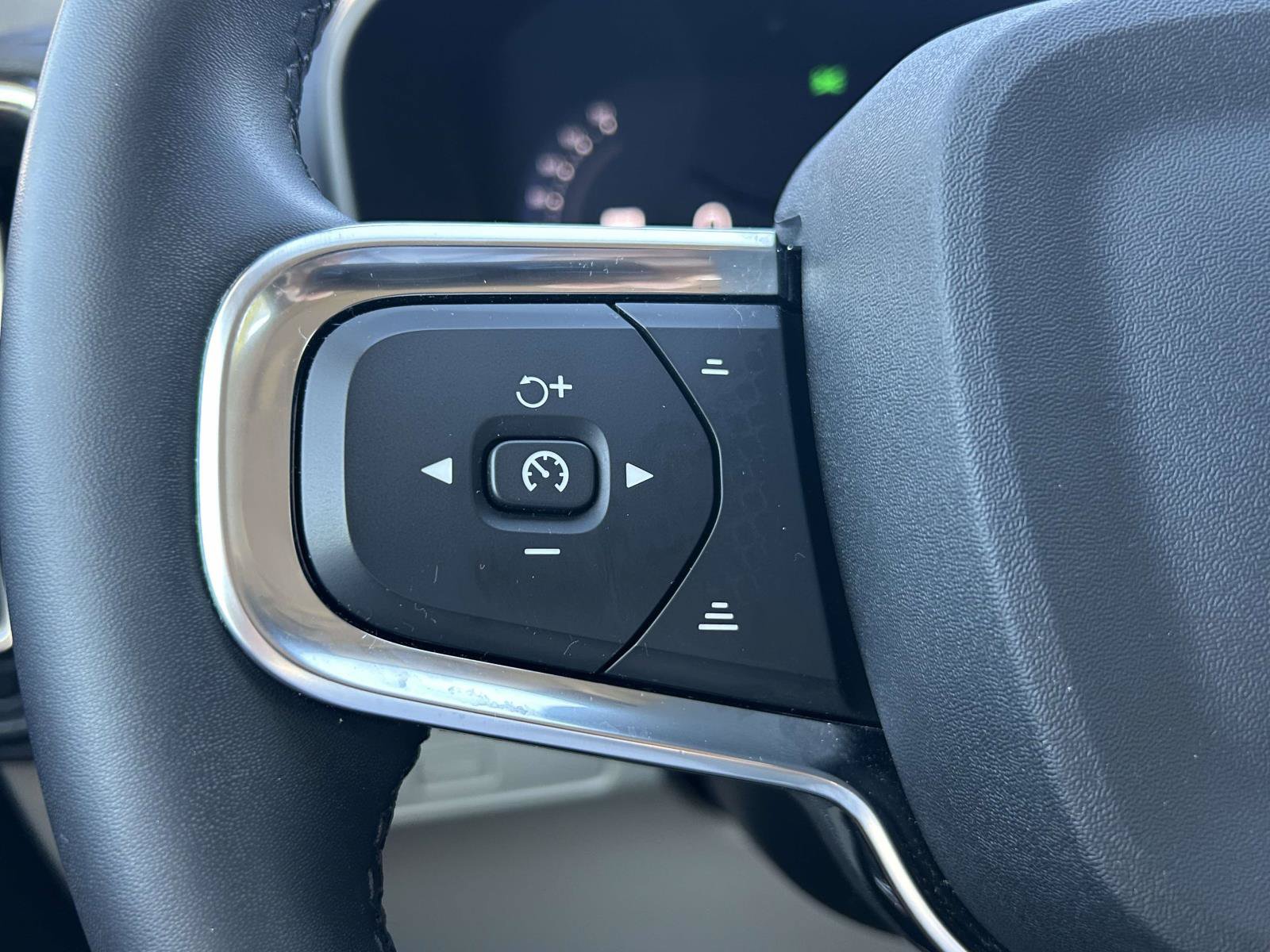 Certified 2024 Volvo XC40 B5 Plus w/ Climate Package AWD/4WD image 28