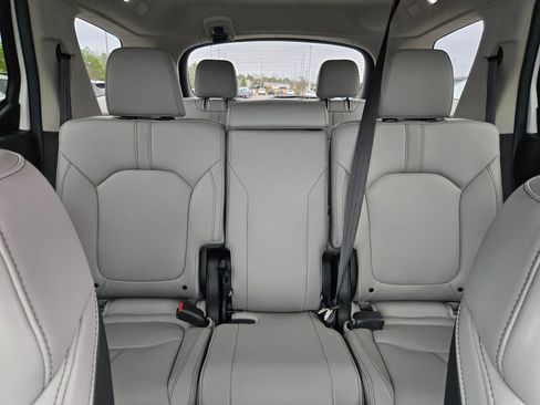 Used 2025 Honda Pilot Touring image 13