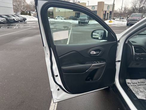 Used 2019 Jeep Cherokee Limited w/ Technology Group image 14