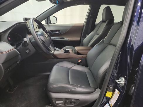 Used 2022 Toyota Venza XLE image 12