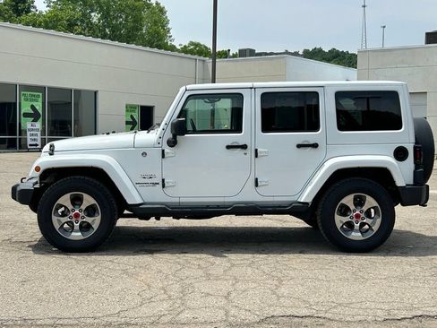 Used 2018 Jeep Wrangler Unlimited Sahara w/ Connectivity Group AWD/4WD image 5