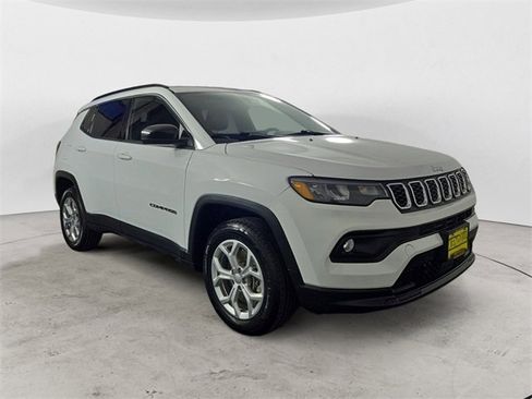 Used 2024 Jeep Compass Latitude image 7