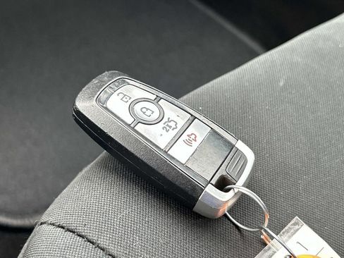 Used 2020 Ford Fusion SE FWD image 25