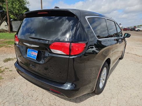 Used 2023 Chrysler Voyager LX FWD image 10
