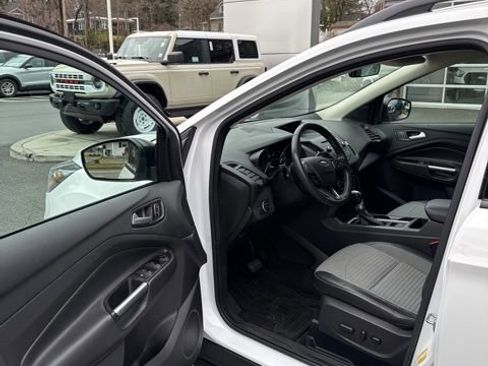 Used 2017 Ford Escape SE w/ SE Sport Appearance Package image 14