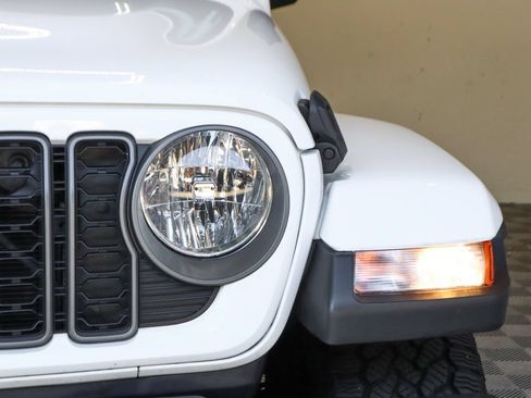 Used 2025 Jeep Gladiator Sport AWD/4WD image 5