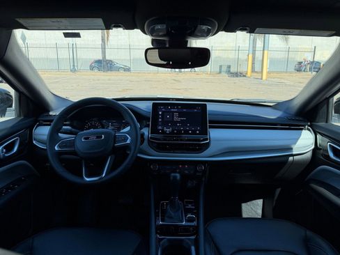 Used 2025 Jeep Compass Limited image 33