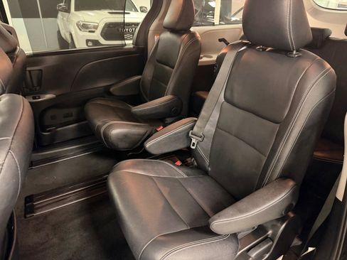 Used 2016 Toyota Sienna SE image 23