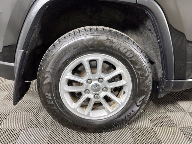 Used 2019 Jeep Grand Cherokee Laredo AWD/4WD image 12