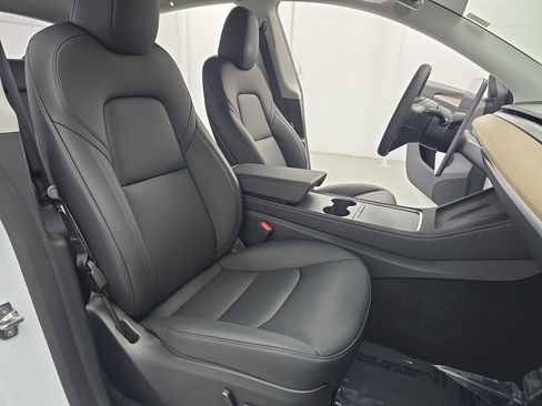 Used 2025 Tesla Model Y Long Range image 10