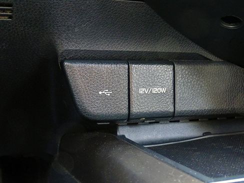 Used 2022 Toyota Camry SE w/ Cold Weather Package FWD image 31