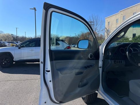 Used 2011 Toyota Tacoma PreRunner w/ SR5 Pkg #2 image 33