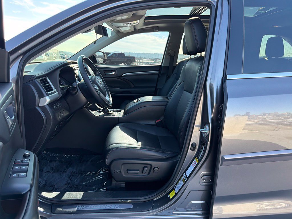 Used 2017 Toyota Highlander Limited Platinum w/ Carpet Mat Package AWD/4WD image 11