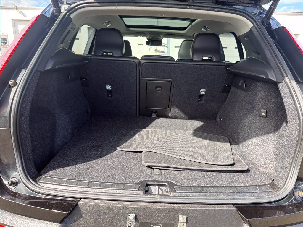 Used 2023 Volvo XC40 B5 Plus w/ Driver Assist Package AWD/4WD image 29