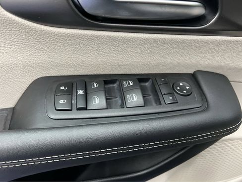 Used 2024 Chrysler Pacifica Touring-L image 14