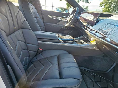 Used 2024 BMW i7 xDrive60 image 10