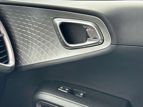 Used 2025 Kia Soul LX w/ LX Technology Package FWD image 29