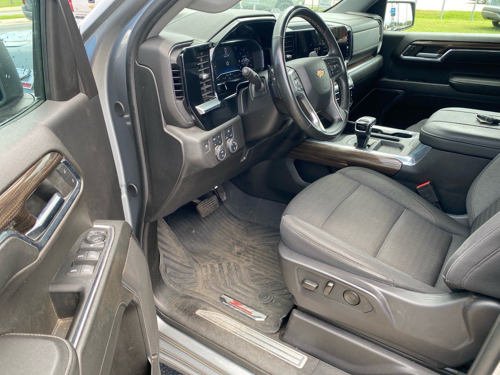 Used 2024 Chevrolet Silverado 1500 LT AWD/4WD image 4