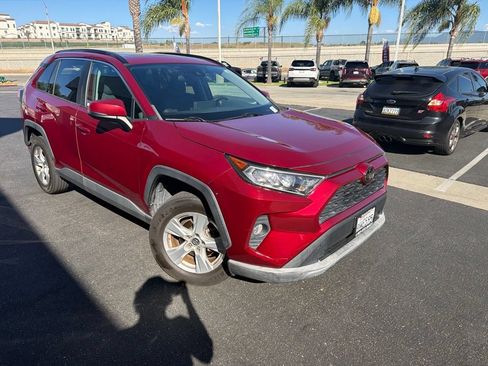 Used 2019 Toyota RAV4 XLE FWD image 1