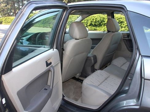 Used 2010 Ford Focus SE FWD image 14