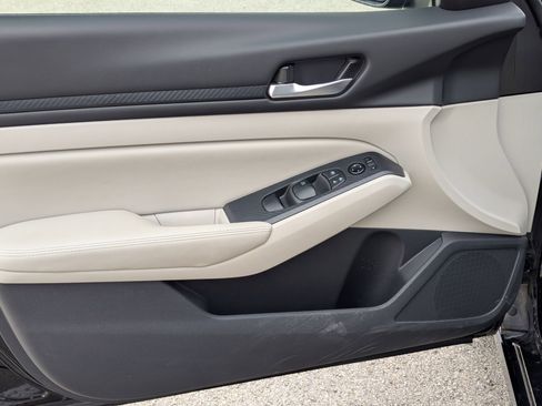 Used 2025 Nissan Altima 2.5 SV image 11