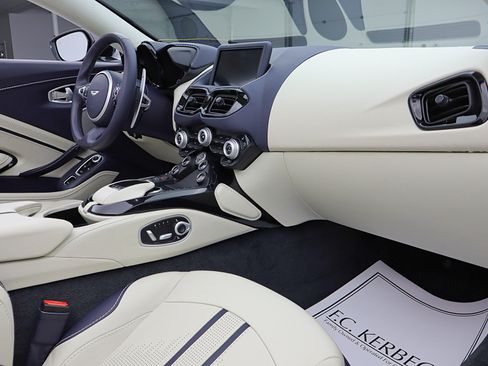 Used 2022 Aston Martin V8 Vantage Roadster RWD image 43