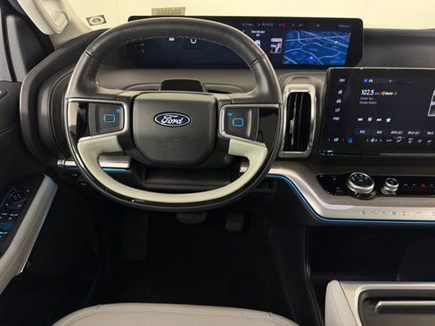 Used 2025 Ford Expedition Platinum w/ Driver's Package AWD/4WD image 14