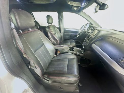 Used 2019 Dodge Grand Caravan GT image 28