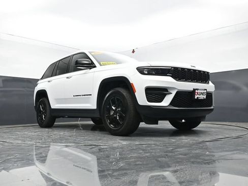 Used 2025 Jeep Grand Cherokee Altitude AWD/4WD image 42