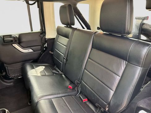Used 2012 Jeep Wrangler Unlimited Sahara w/ Connectivity Group AWD/4WD image 14