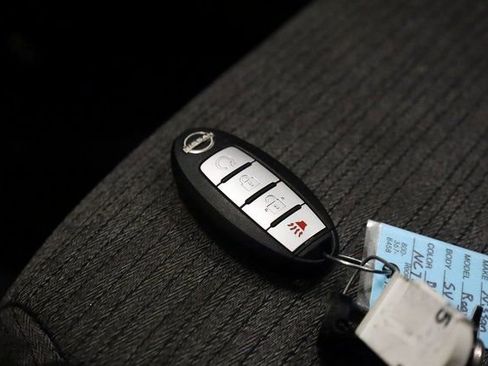 Used 2022 Nissan Rogue SV image 34