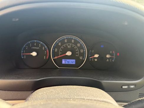 Used 2009 Hyundai Santa Fe GLS FWD image 2