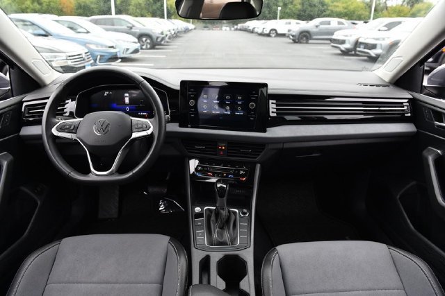 Used 2025 Volkswagen Jetta SE w/ Sunroof Package FWD image 7