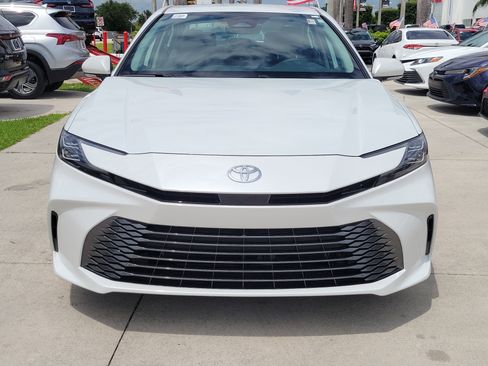Used 2025 Toyota Camry XLE FWD image 4