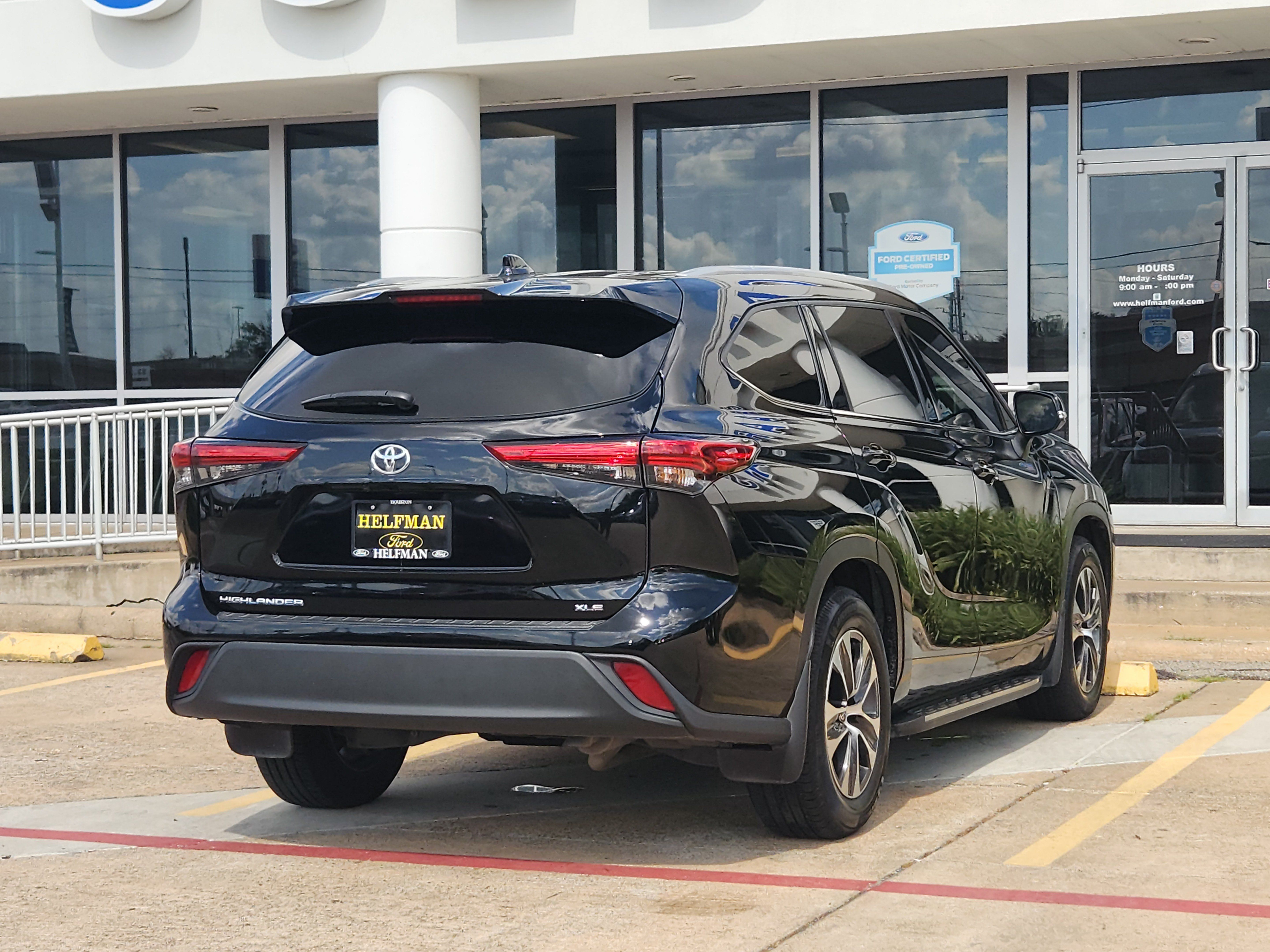 Used 2022 Toyota Highlander XLE FWD image 3