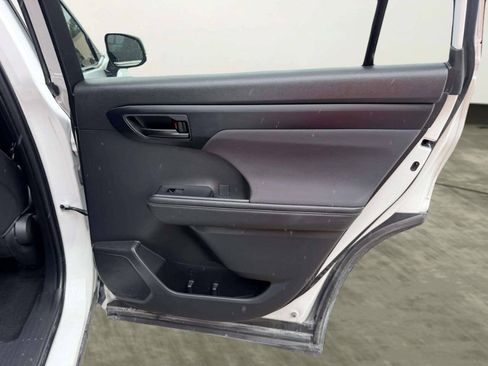 Used 2023 Toyota Highlander L FWD image 28